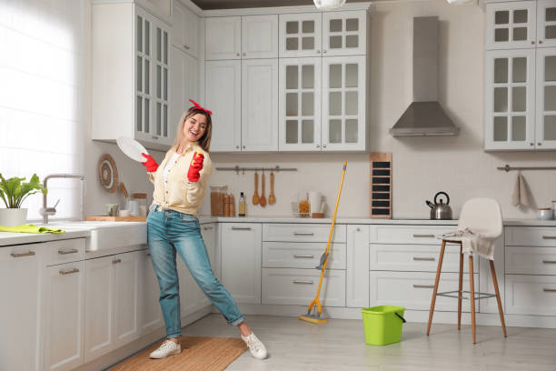 istock Woman singing while washing dishes in kitchen 1452869142