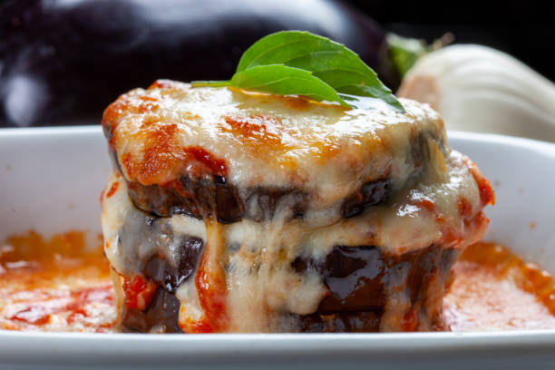 lasaña de berenjena con salsa de tomate y mozzarella - aubergines parmesan fotografías e imágenes de stock