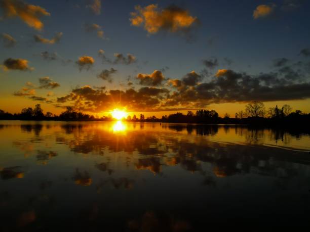 sunset reeuwijk lake - wouter imagens e fotografias de stock