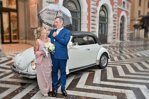 Fotografia degli sposi  mentre piove