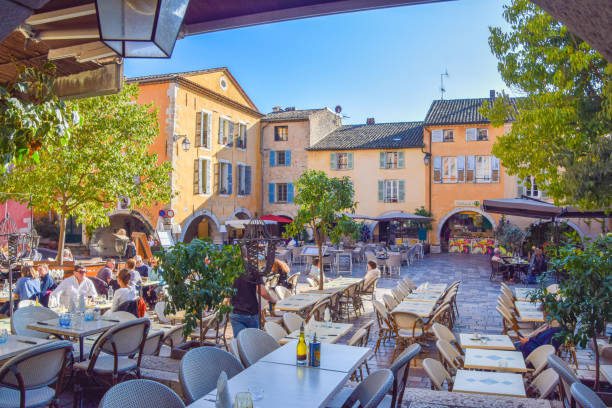 place des arcades à valbonne village, sud de la france - valbonne village photos et images de collection