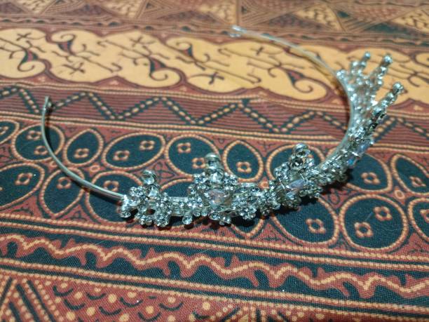 istock silver crown handycraff from indonesia 1452884922