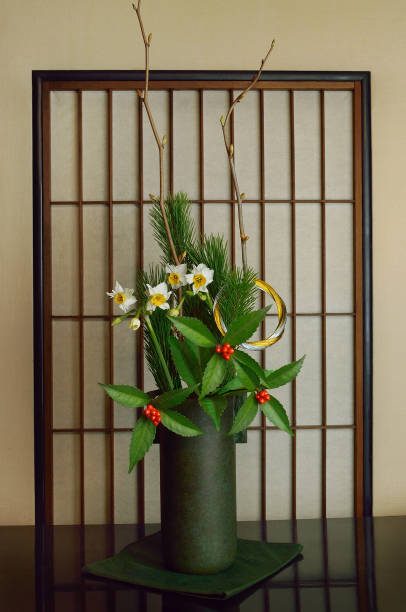 arrangement floral pour un jour de nouvel an - flower winter narcissus daffodil yellow photos et images de collection