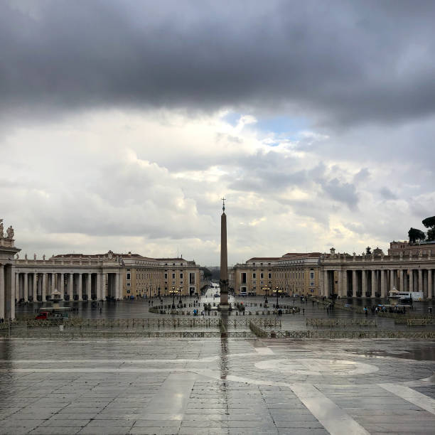 place saint-pierre et obélisque - papal conclave photos et images de collection