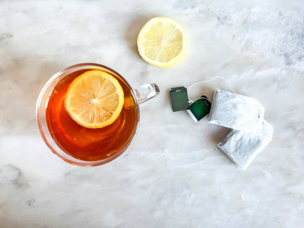una tazza di tè, bustine di tè e limone. - english breakfast tea foto e immagini stock