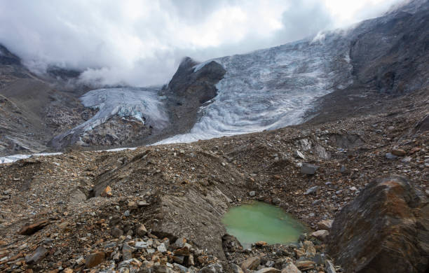 glaciar ried (gasenried, valais, suiza) - moraine fotografías e imágenes de stock