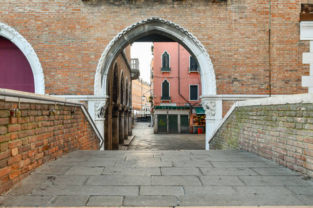 a loggia do mercado de peixe de rialto, lugar do mercado da cidade desde 1097, veneza, itália - market rialto bridge venice italy italy - fotografias e filmes do acervo