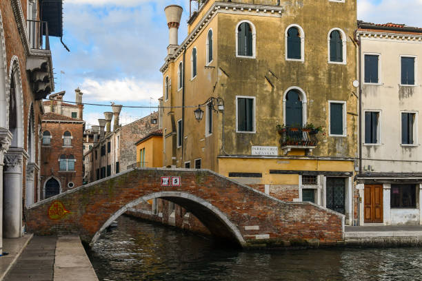 pequena ponte de tijolos que liga o banco fondamenta de l'ogio e a loggia do mercado de peixe de rialto, distrito de san polo, veneza, itália - market rialto bridge venice italy italy - fotografias e filmes do acervo