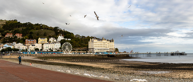 Llandudno pier is renowned for being a popular tourist attraction with its identifiable Victorian architecture. This gem of a pier is referred to as the “Queen of Welsh Piers.” Wales, UK.