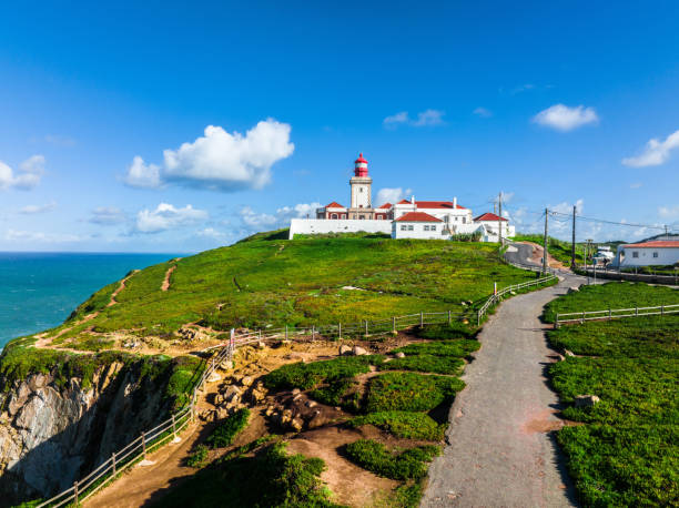 latarnia morska w cabo da roca w portugalii. najbardziej wysunięty na zachód punkt europy - cabo da roca zdjęcia i obrazy z banku zdjęć