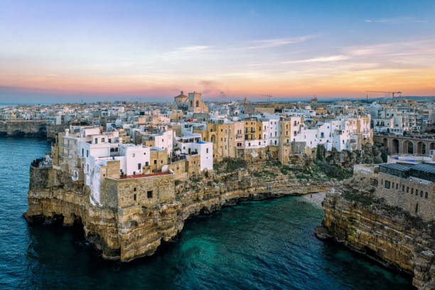 polignano a mare - luftaufnahme bei sonnenuntergang - as bari stock-fotos und bilder