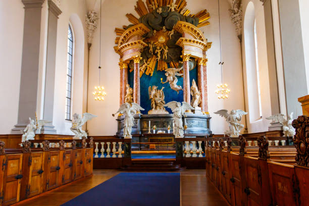 interiore della chiesa del nostro salvatore a copenaghen, danimarca - denmark danish culture copenhagen sculpture foto e immagini stock