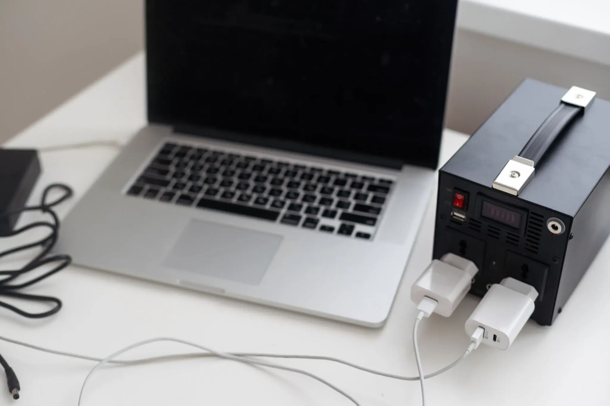 Portable multitasking charging station, power technology