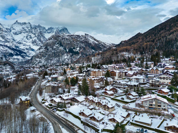 ку�рмайор итальянский горный городок от дрона - courmayeur european alps mont blanc mountain стоковые фото и изображения