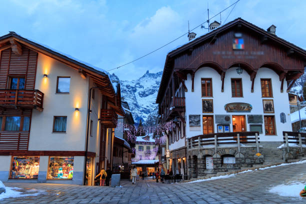 courmayeur hauptplatz zur weihnachtszeit - valle daosta stock-fotos und bilder