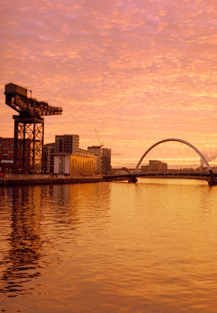 shipbuilding crane at finnieston next to the clyde arc bridge in glasgow on the river clyde - finnieston imagens e fotografias de stock