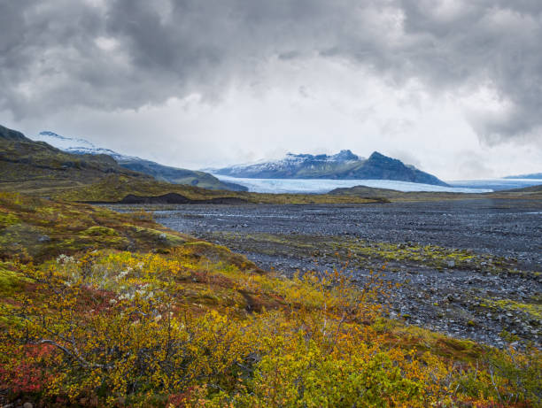 Beautiful autumn view from Mulagljufur Canyon to Fjallsarlon glacier with Breidarlon ice lagoon, Iceland. Not far from Ring Road and at the south end of Vatnajokull icecap and Oraefajokull volcano. hermosa vista de otoño desde el cañón mulagljufur hasta el glaciar fjallsarlon con la laguna de hielo breidarlon, islandia. no muy lejos de la carretera de circunvalación y en el extremo sur de la capa de hielo vatnajokull y el volcán oraefajokull.