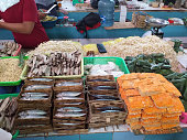 szene-auf-einem-traditionellen-indonesischen-markt-mit-mehreren-lokalen-lebensmitteln-wie.jpg?b=1&s=170x170&k=20&c=BLjAp6wee94stOB_r6eWK-jcps2MfEABTYkB95HjBlk=