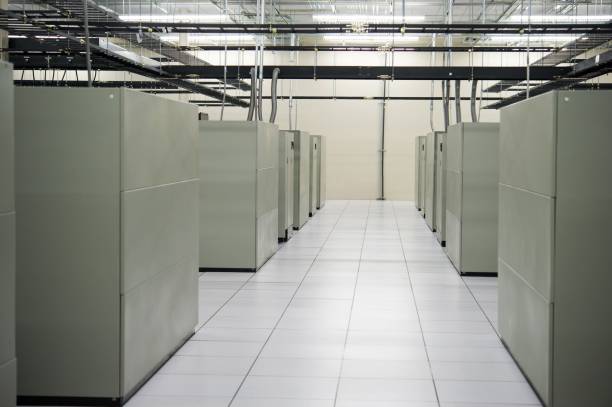 piękne ujęcie rzędu nowoczesnych metalowych szaf serwerowych w centrum danych - network server rack data center in a row zdjęcia i obrazy z banku zdjęć