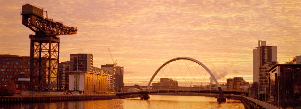 shipbuilding crane at finnieston next to the clyde arc bridge in glasgow on the river clyde - finnieston imagens e fotografias de stock