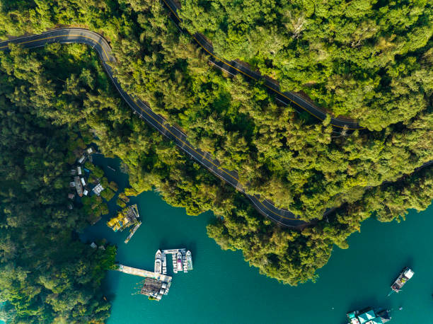 drone: vista aérea de la carretera rural, taiwán - sun moon lake fotografías e imágenes de stock