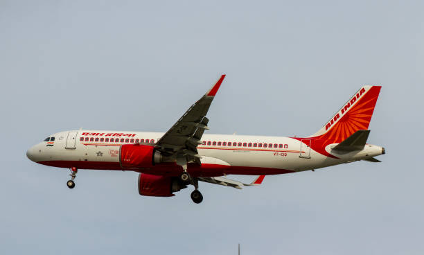 air india airbus a320-251n (reg vt-ciq) landing at changi airport, singapore. - airplane airbus boeing air vehicle imagens e fotografias de stock