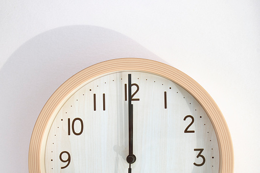a clock that signals the hour of the hour.
