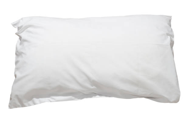 oreiller blanc avec étui après l’utilisation du client à l’hôtel ou dans une chambre de villégiature isolé sur fond blanc avec chemin de clipse, concept de sommeil confortable et heureux dans la vie quotidienne - pillow photos et images de collection