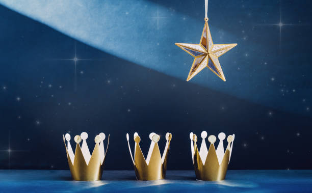 trzy błyszczące korony i gwiazda. święto trzech króli w dzień w nocy - gift blue christmas religious celebration zdjęcia i obrazy z banku zdjęć