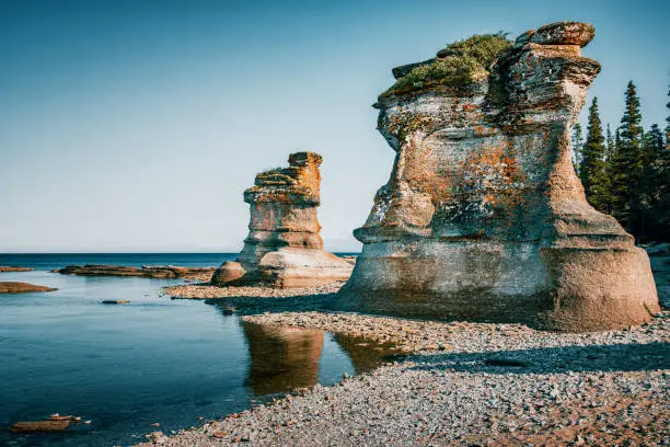 Rock formations of the limestone monoliths on Île Niapiskau (Mingan-Archipelago-Nationalpark), an Island in the St. Lawrence River in Québec, Canada.