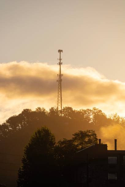 미국 테네시주 개틀린버그의 전경에 구름과 나무가 있는 일몰의 수직 보기 - gatlinburg tennessee city town 뉴스 사진 이미지