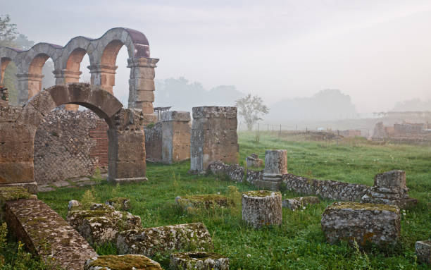 viterbo, lacjum, włochy: pozostałości starożytnego etruskiego i rzymskiego miasta ferento (po łacinie ferentium) - ancient rome text latin script roman zdjęcia i obrazy z banku zdjęć