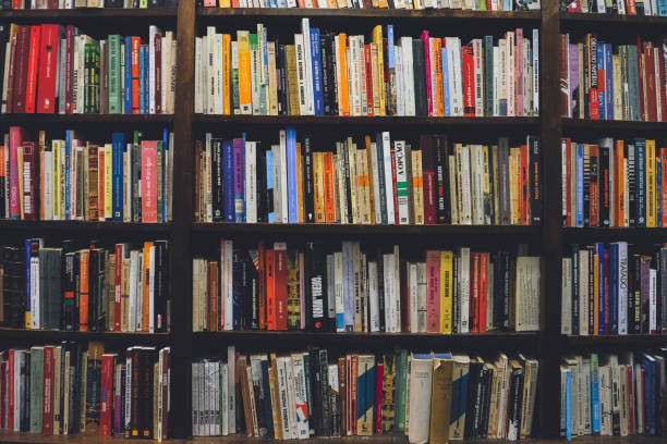 librairie dans le centre-ville de lisbonne. - roman photos et images de collection