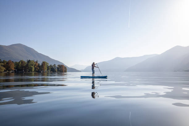 湖で漕ぐ女性 - paddleboard oar women lake ストックフォトと画像