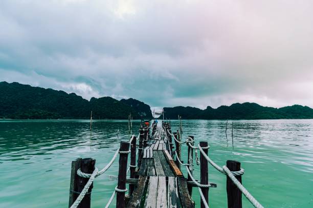 baía de talet em khanom, nakhon sri thammarat, tailândia - nakhon si thammarat - fotografias e filmes do acervo