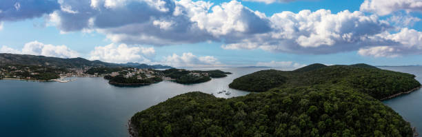 syvota grecia. vista panorámica aérea de playas de arena e islas - above the cloud sea fotografías e imágenes de stock