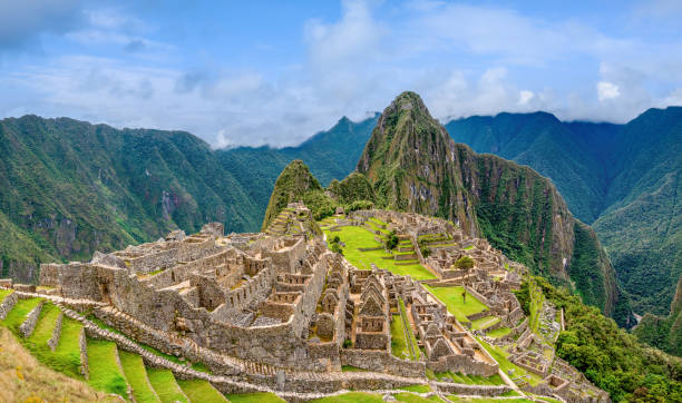 vista panorámica de machu picchu, perú - machu picchu fotografías e imágenes de stock