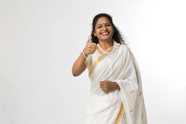 sonriente mujer del sur de la india en sari mostrando los pulgares hacia arriba - confidence toothy smile thumbs up ok sign fotografías e imágenes de stock
