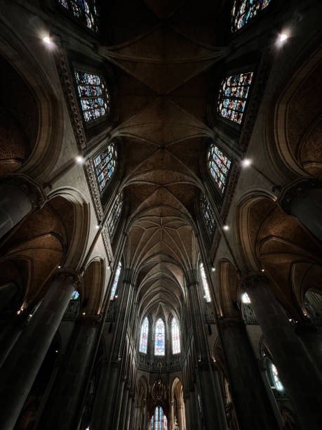 유럽 대성당의 아치 - medieval autumn cathedral vertical 뉴스 사진 이미지