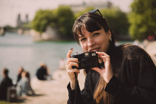 mujer con película de cámara analógica - head shoot fotografías e imágenes de stock