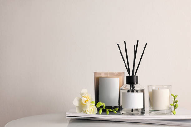 흰색 테이블에 향기로운 리드 공기 청정기가있는 구성, 텍스트 공간 - aromatherapy candles 뉴스 사진 이미지