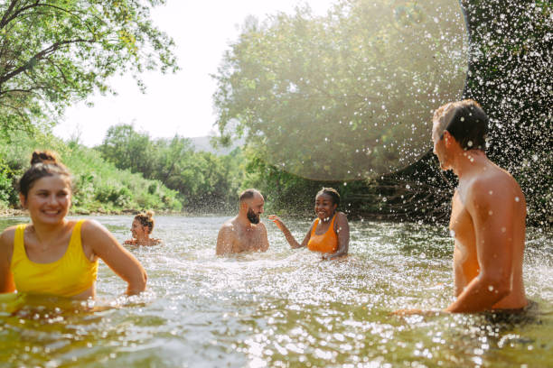 melhores amigos e verão - river swimming women water - fotografias e filmes do acervo