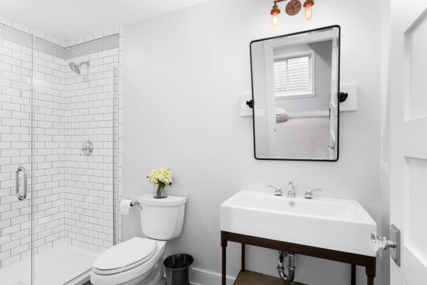 un moderno bagno di casa colonica con lavabo a piedistallo e doccia piastrellata. - sink bathroom pedestal tile foto e immagini stock
