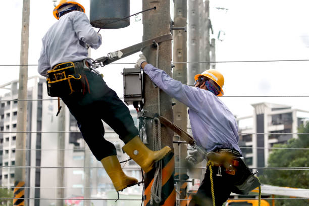 Hydro men working on a new line