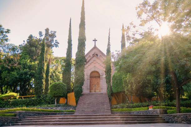 igreja no cerro de las campanas em queretaro, méxico - cemetery hill - fotografias e filmes do acervo
