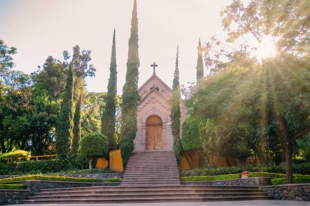 церковь на серро-де-лас-кампанас в керетаро, мексика - cemetery hill стоковые фото и изображения