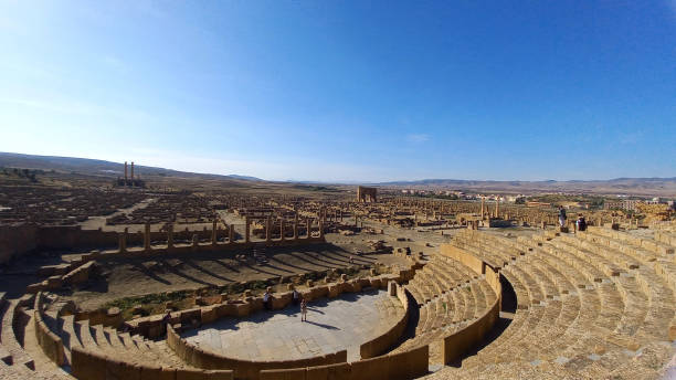 археологические раскопки тимгада - timgad стоковые фото и изображения