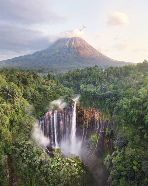 Tumpak Sewu Mt Semeru Sunrise Stunning aerial sunrise from Tumpak Sewu waterfall in East Java, Indonesia. Mt Semeru volcano stands tall in the background with a plume of ashes from its frequent eruptions.
Shot on DJI Mavic Air 2. Composite of 3 shots.
11/20/22 at 5am bromo tengger semeru national park stock pictures, royalty-free photos & images