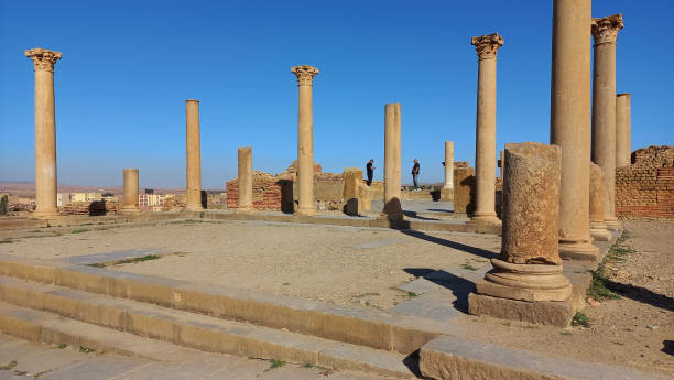 археологические раскопки тимгада - timgad стоковые фото и изображения