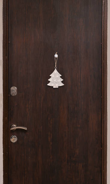 albero di natale sulle porte d'ingresso. il concetto di festeggiare capodanno e natale - new year wall door decoration foto e immagini stock
